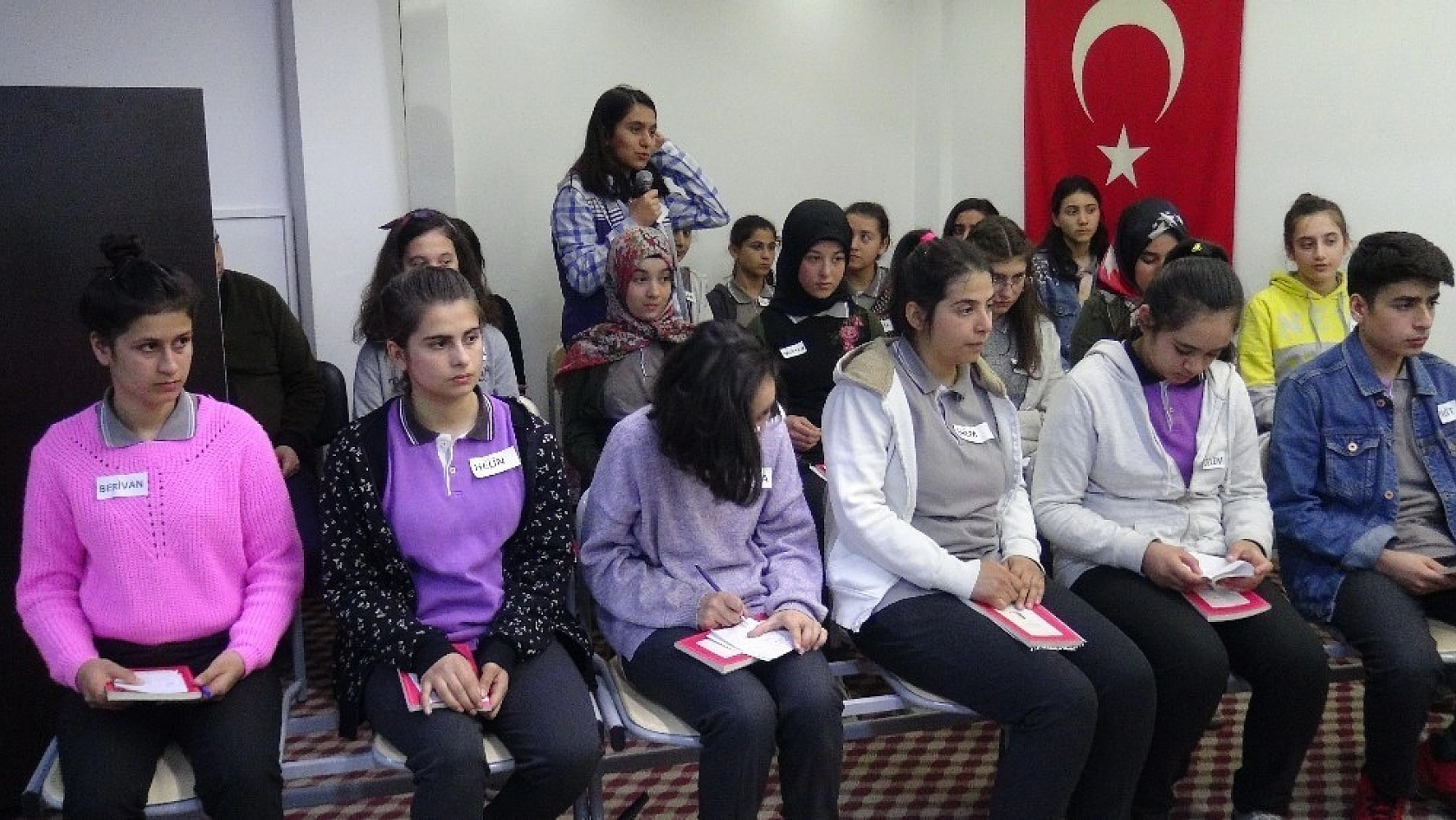Caddeyi yola kapatıp kitap okudular 