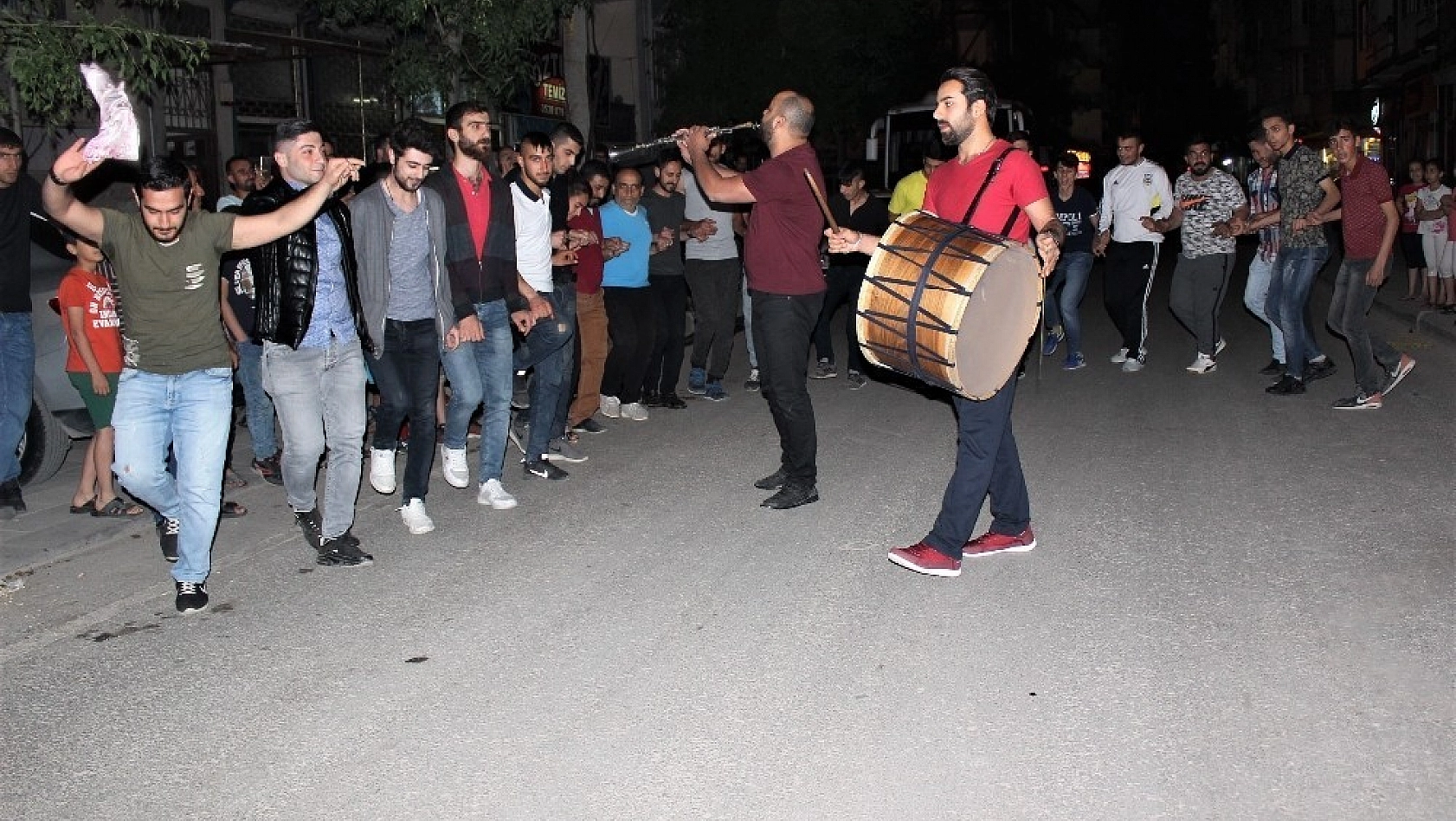 Elazığ'da davullu klarnetli sahur halayı 