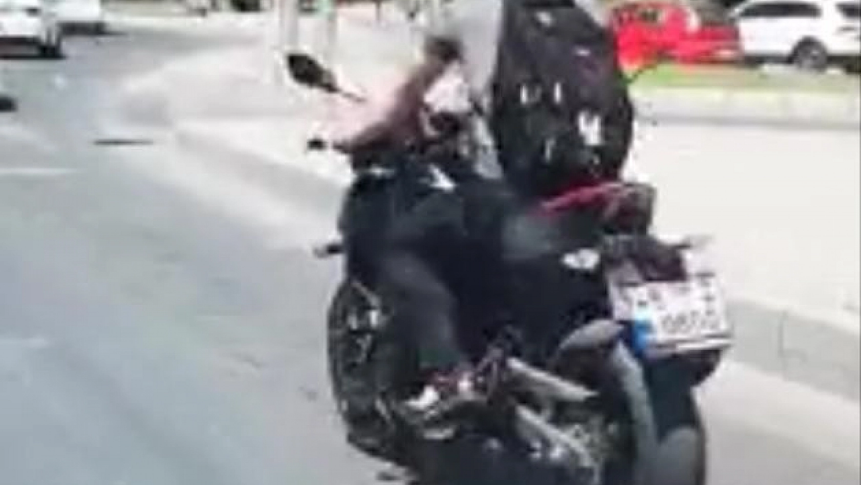 Motosikletli Sürücüden Tehlikeli Davranış