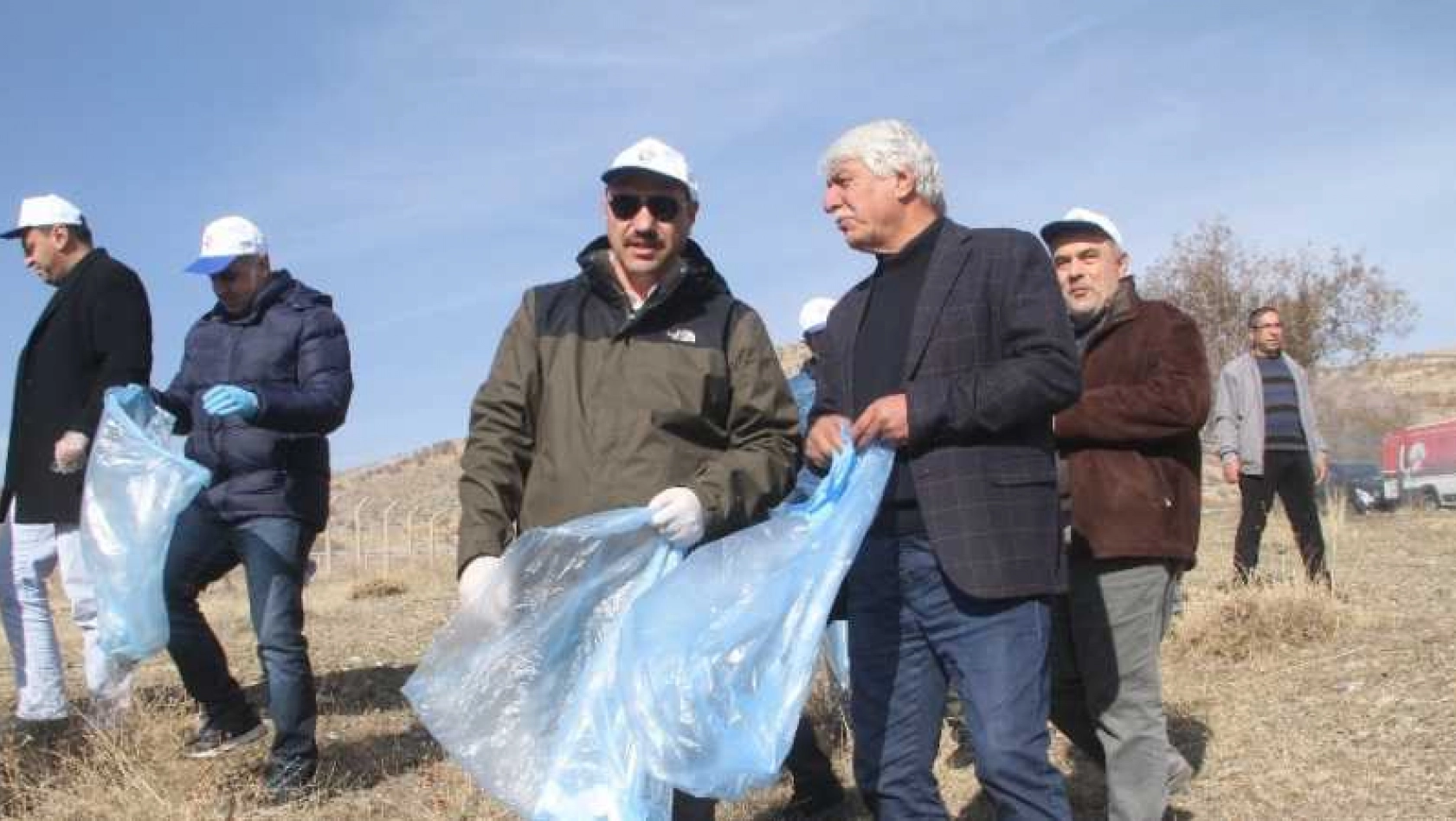 Daha Temiz Hazar Gölü için Vali, beraberindekilerle çöp topladı