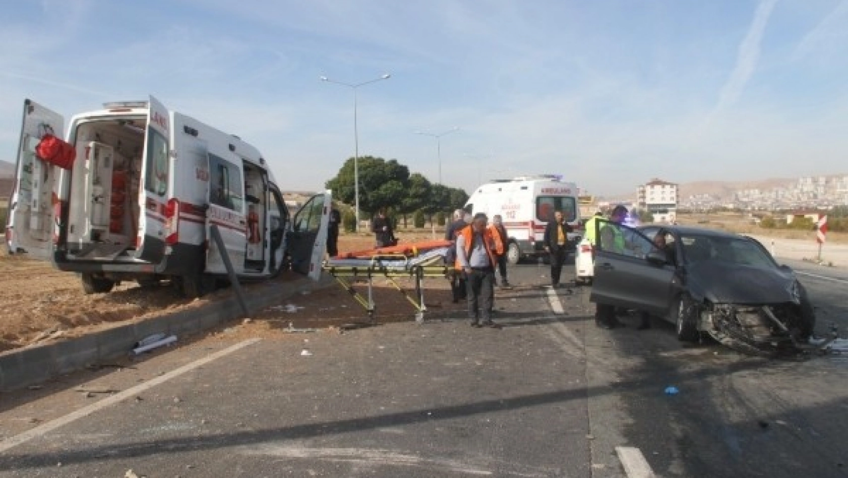 Elazığ'da ambulans ile otomobil çarpıştı: 1'i ağır 7 yaralı