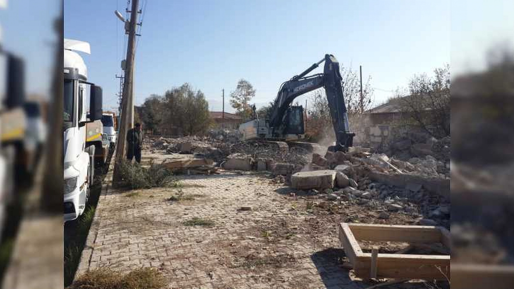 Mollakendi Beldesinde Kullanılmayan Evler Yıkıldı