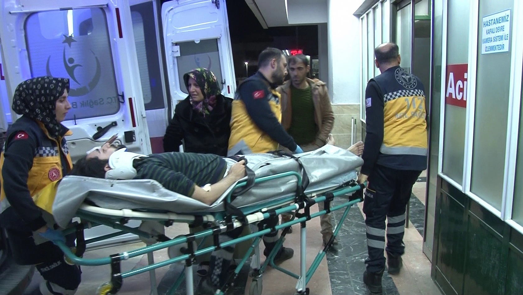 Depremde Dört Kişi Balkondan Atladı!