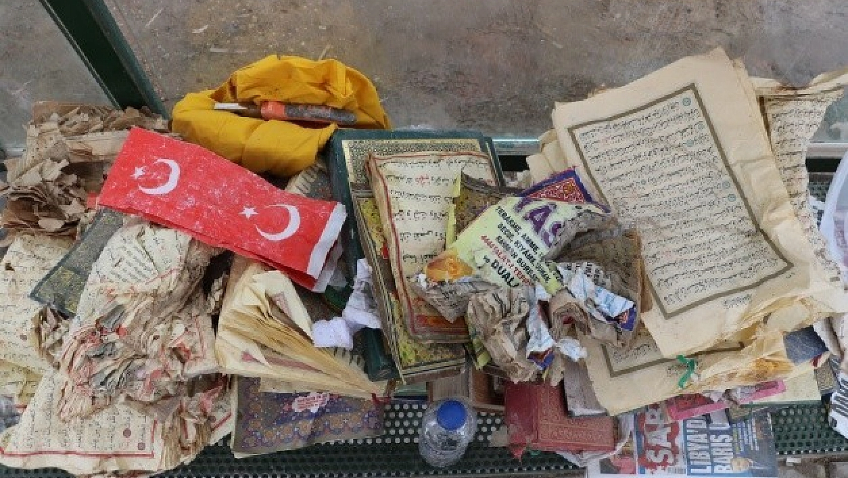 Enkazda, Kur'an-ı Kerim ve Bayrak Hassasiyeti
