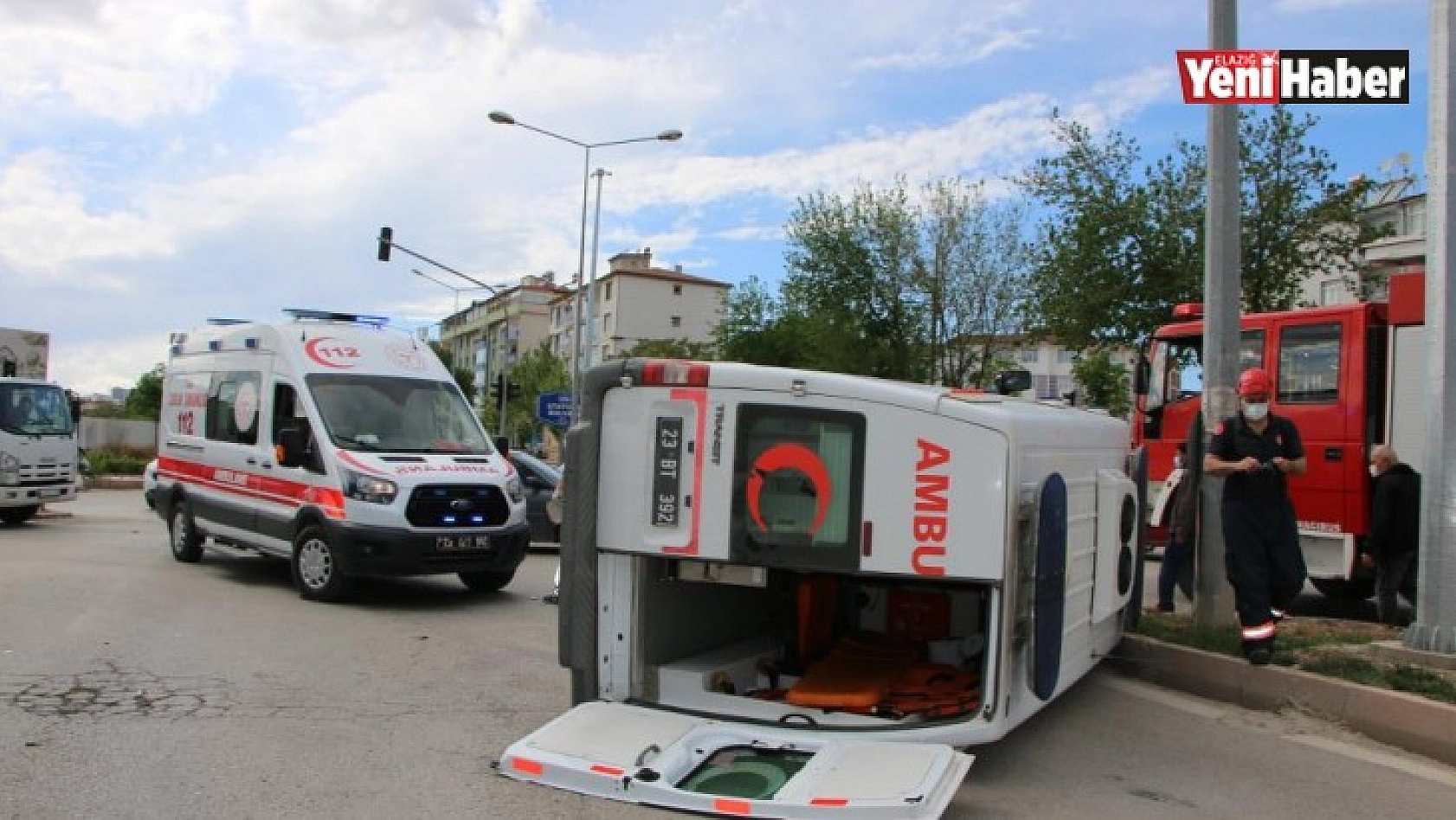 Ambulans İle Otomobil Çarpıştı 2 Yaralı