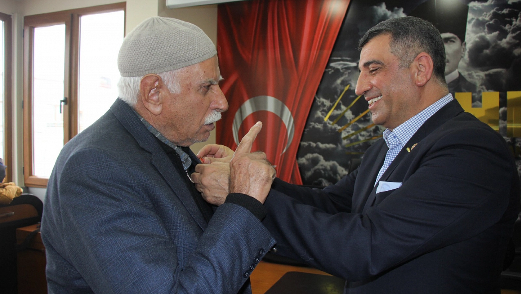 CHP'de Yeni Üyelere Rozetleri Takıldı