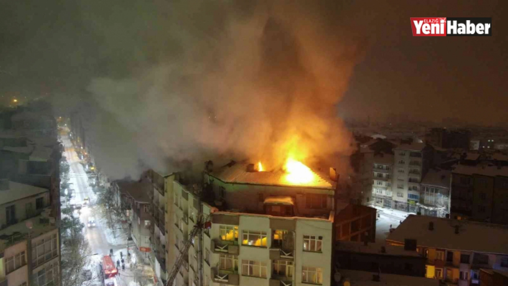Elazığ'da 6 katlı binada korkutan yangın, ekiplerin müdahalesi sürüyor