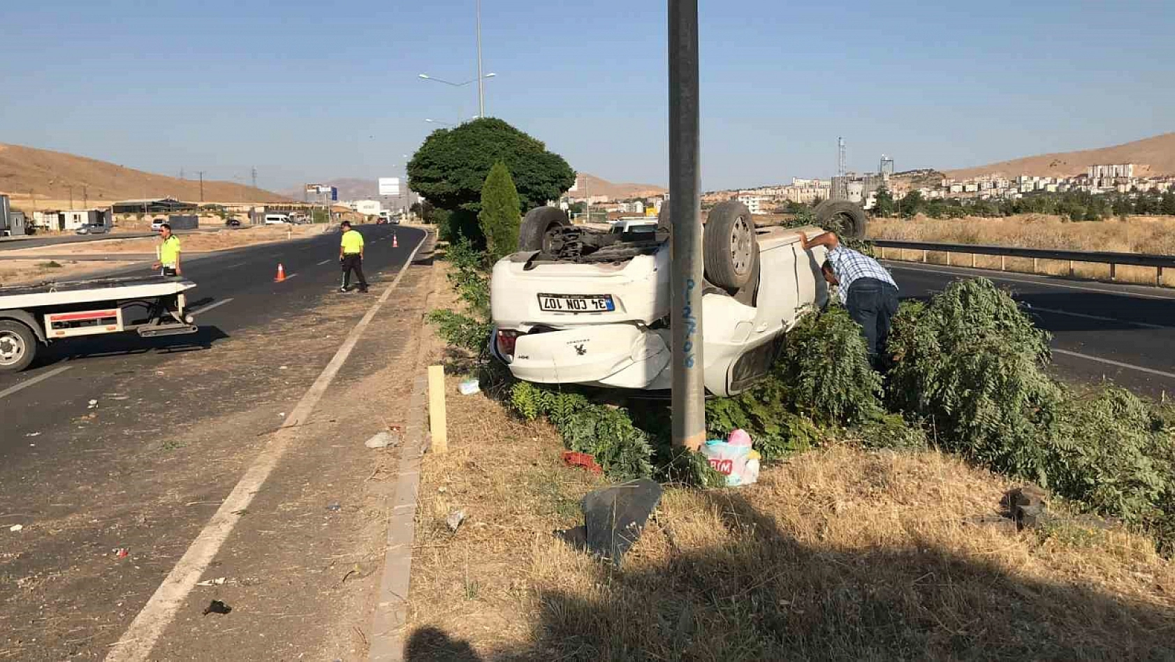 Elazığ'da aydınlatma direğine çarpan otomobil takla attı: 4 yaralı