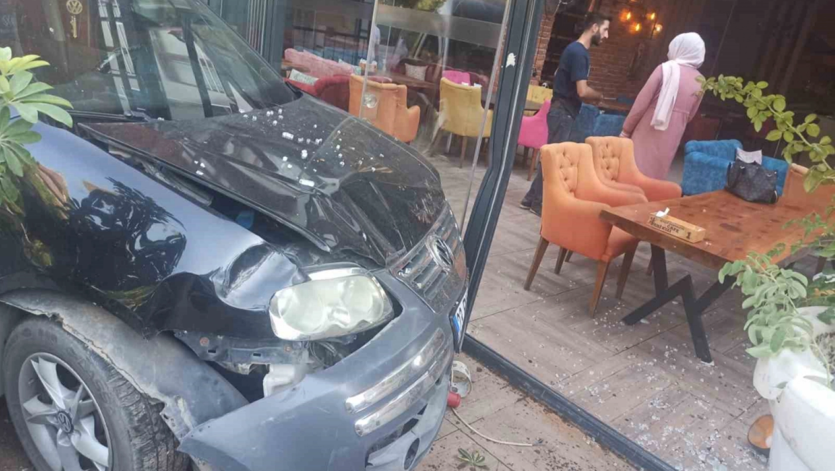 Elazığ'da Otomobil Kafeye Daldı