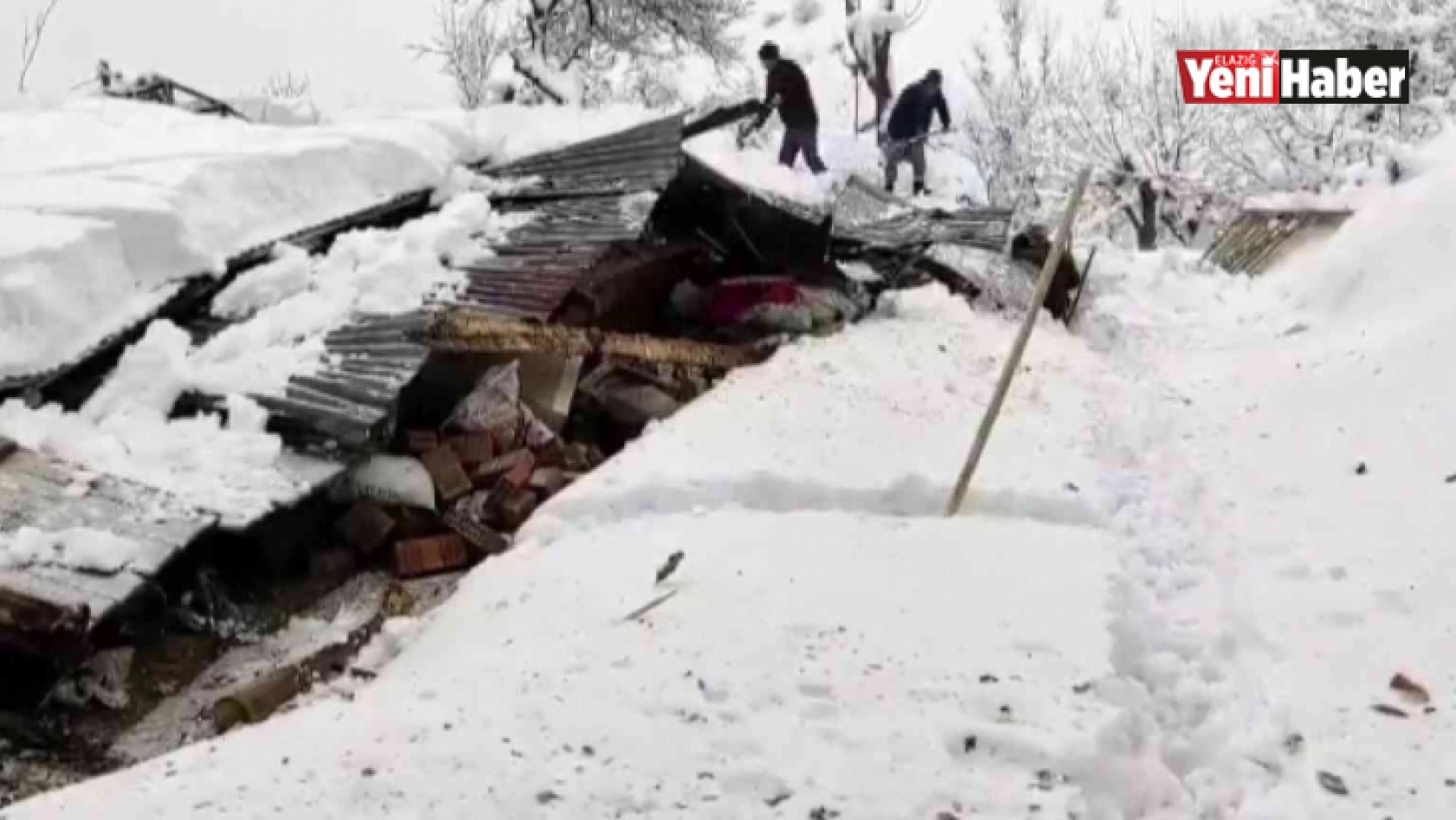 Elazığ'da Kardan Dolayı Üç Evin Çatısı Çöktü