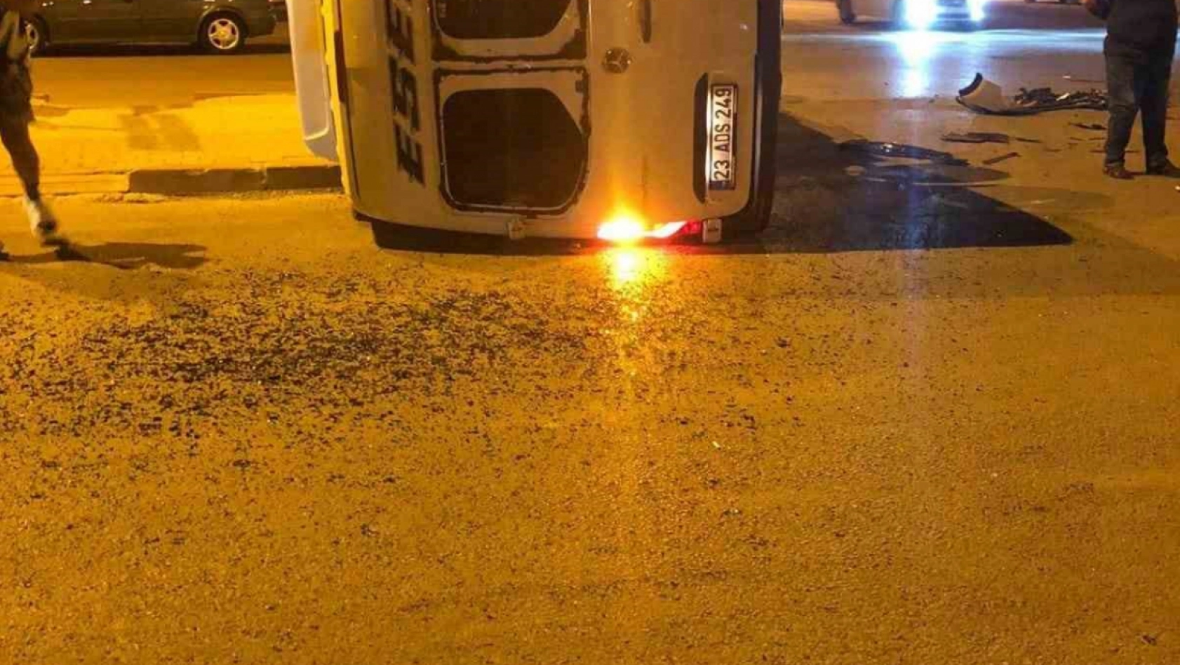 Elazığ'da minibüs ile otomobil çarpıştı: 1 yaralı
