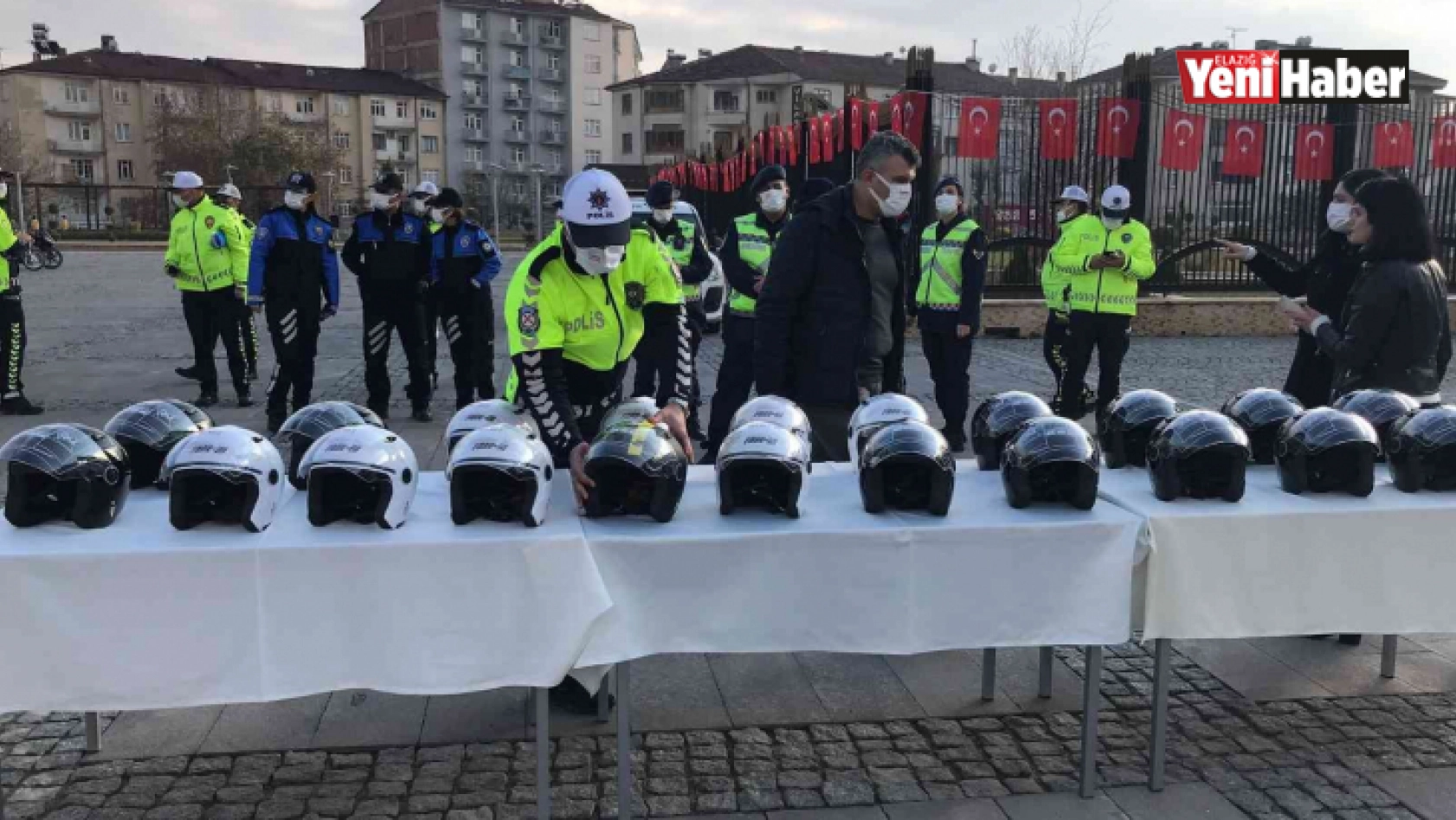 Elazığ'da motosiklet sürücülerine kask dağıtıldı