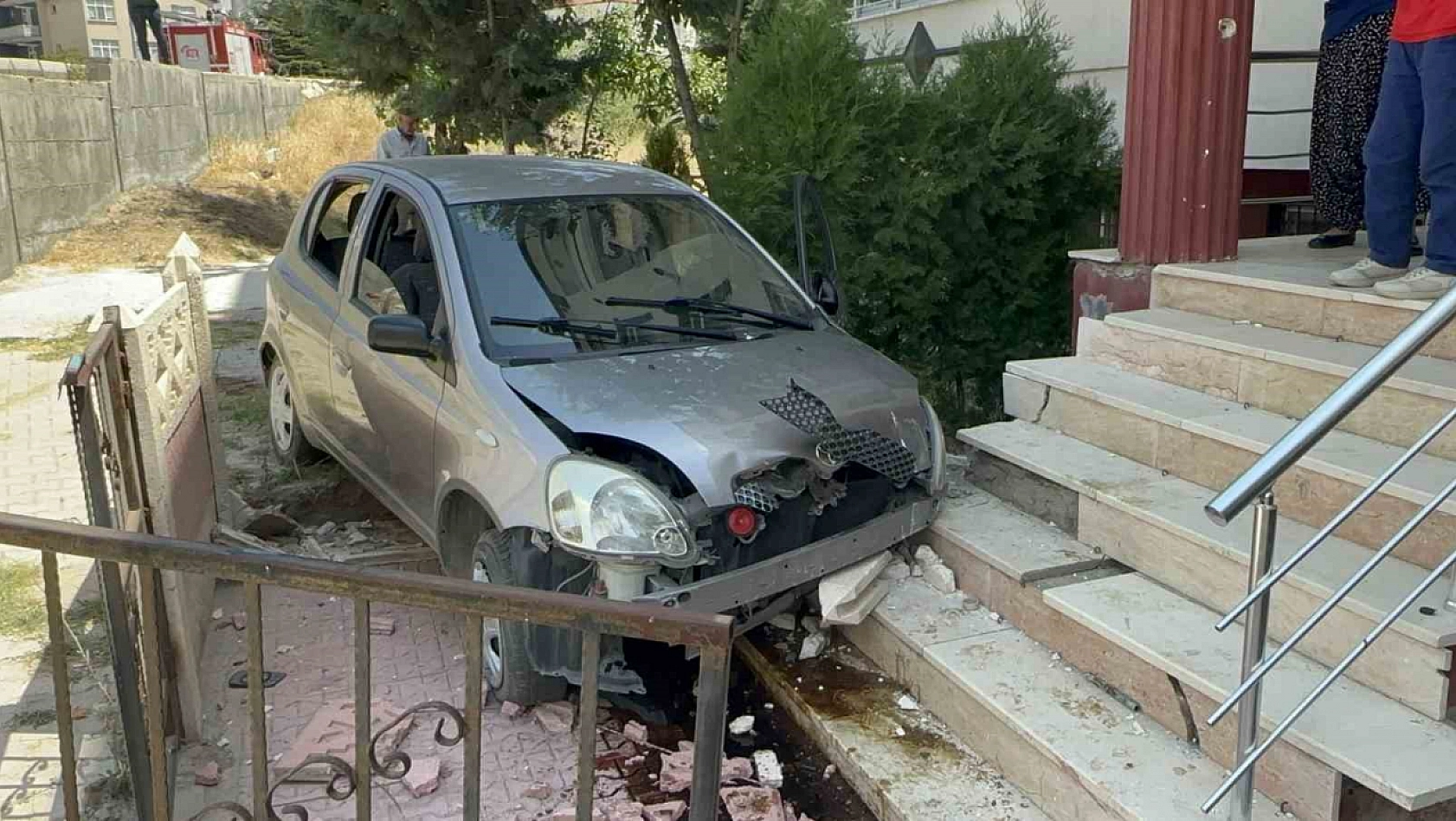 Elazığ'da otomobil apartman bahçesine uçtu: 3 yaralı