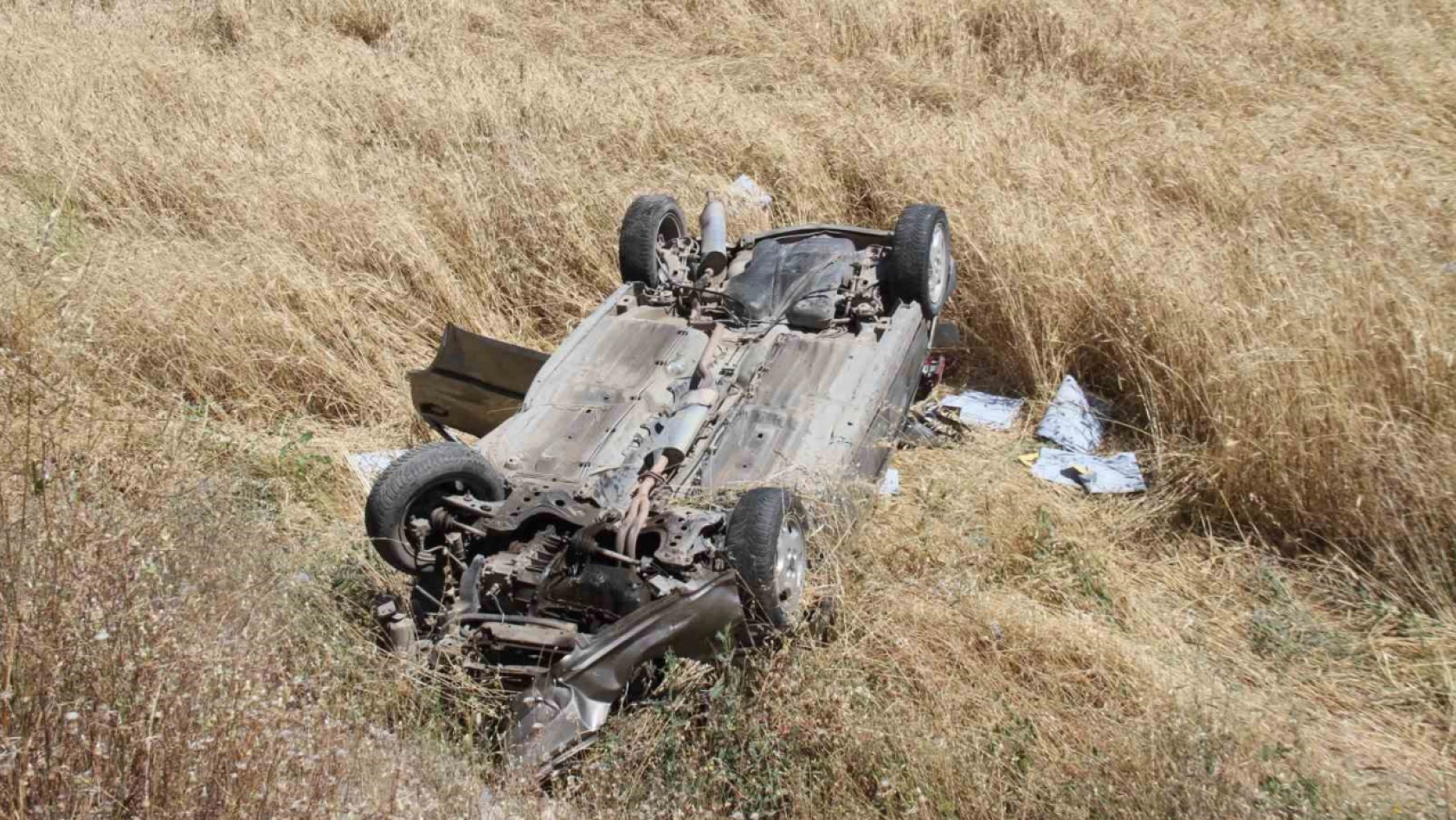 Elazığ'da otomobil şarampole uçup ters döndü: 6 yaralı