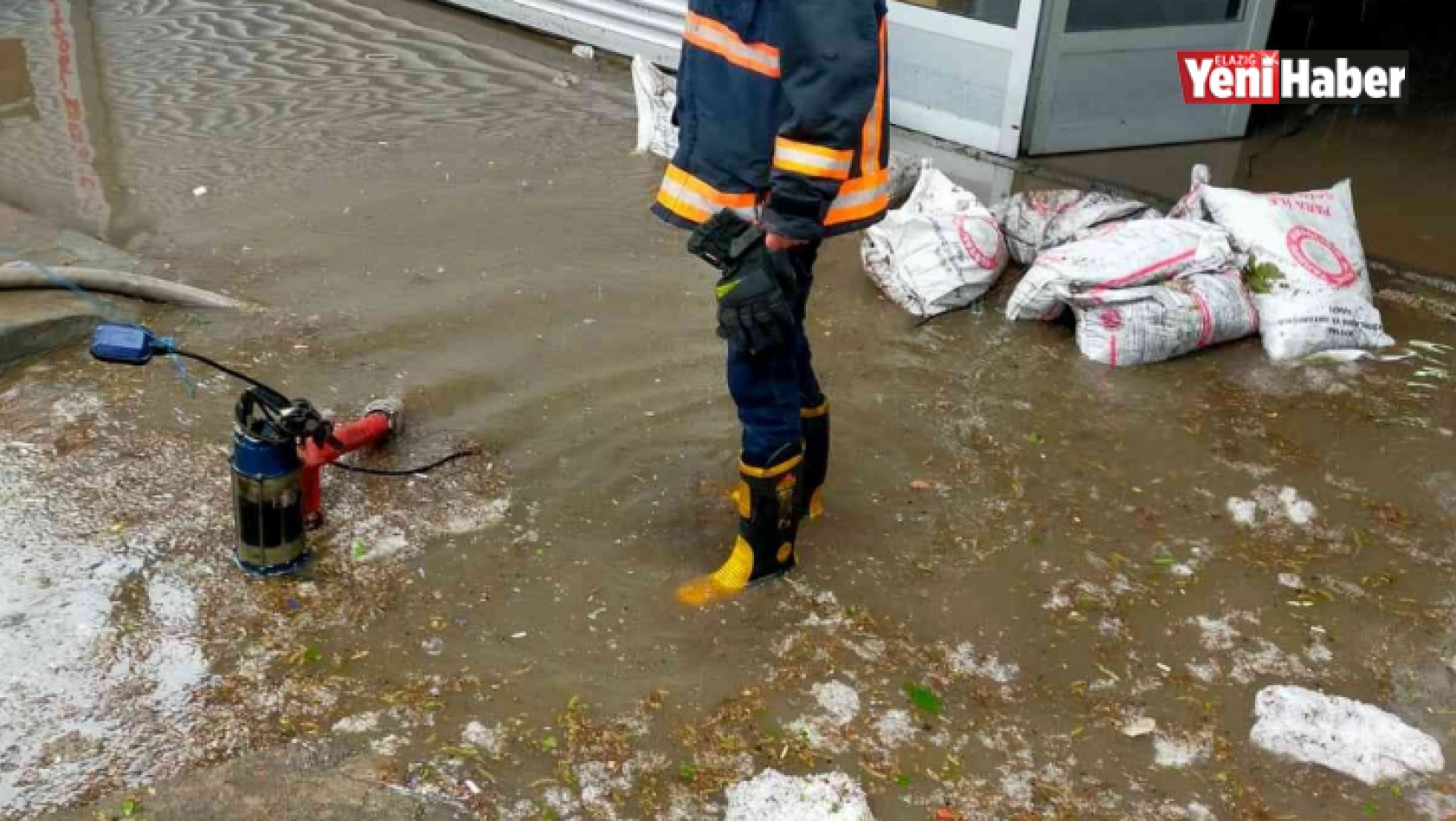 Elazığ'da sağanak yağış sonrası iş yerlerini su bastı