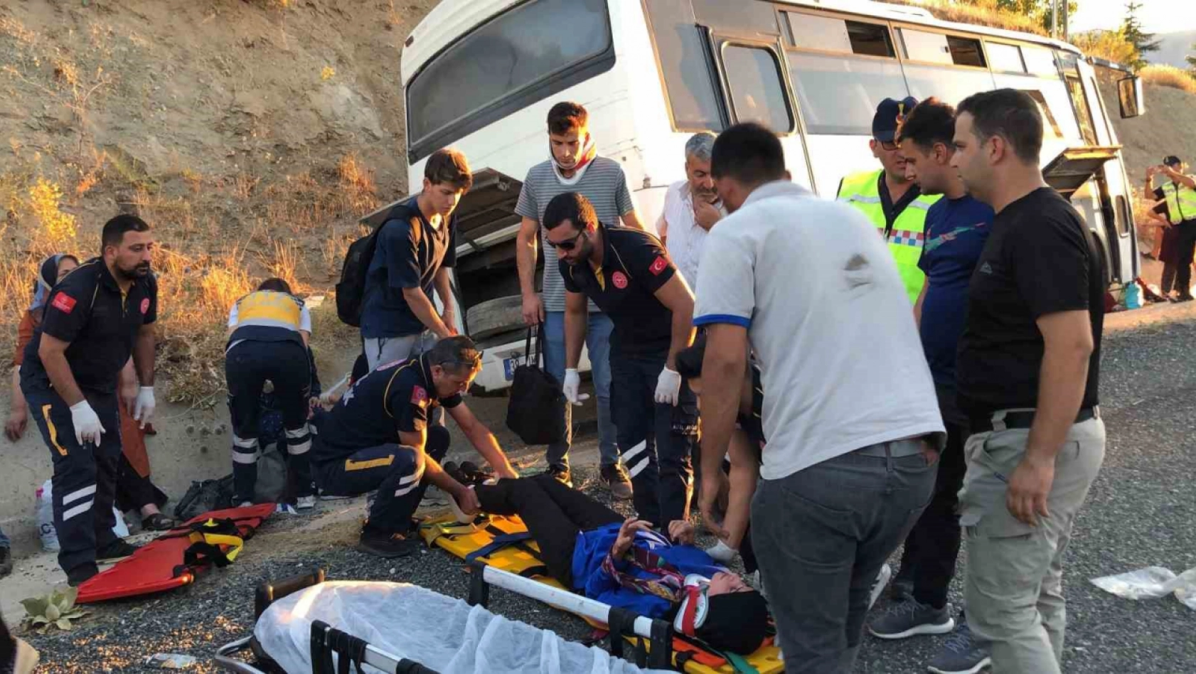 Elazığ'da tekeri patlayan midibüs su kanalına düştü: 13 yaralı