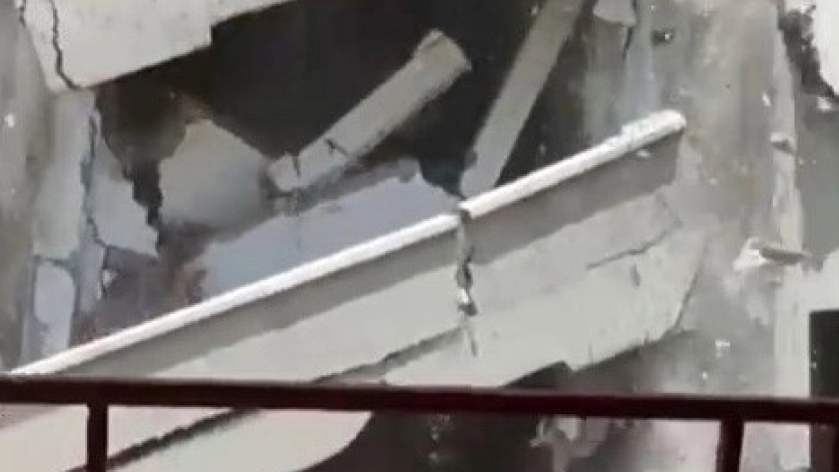 Elazığ'da yıkım makinesinin dokunduğu bina, yerle bir oldu