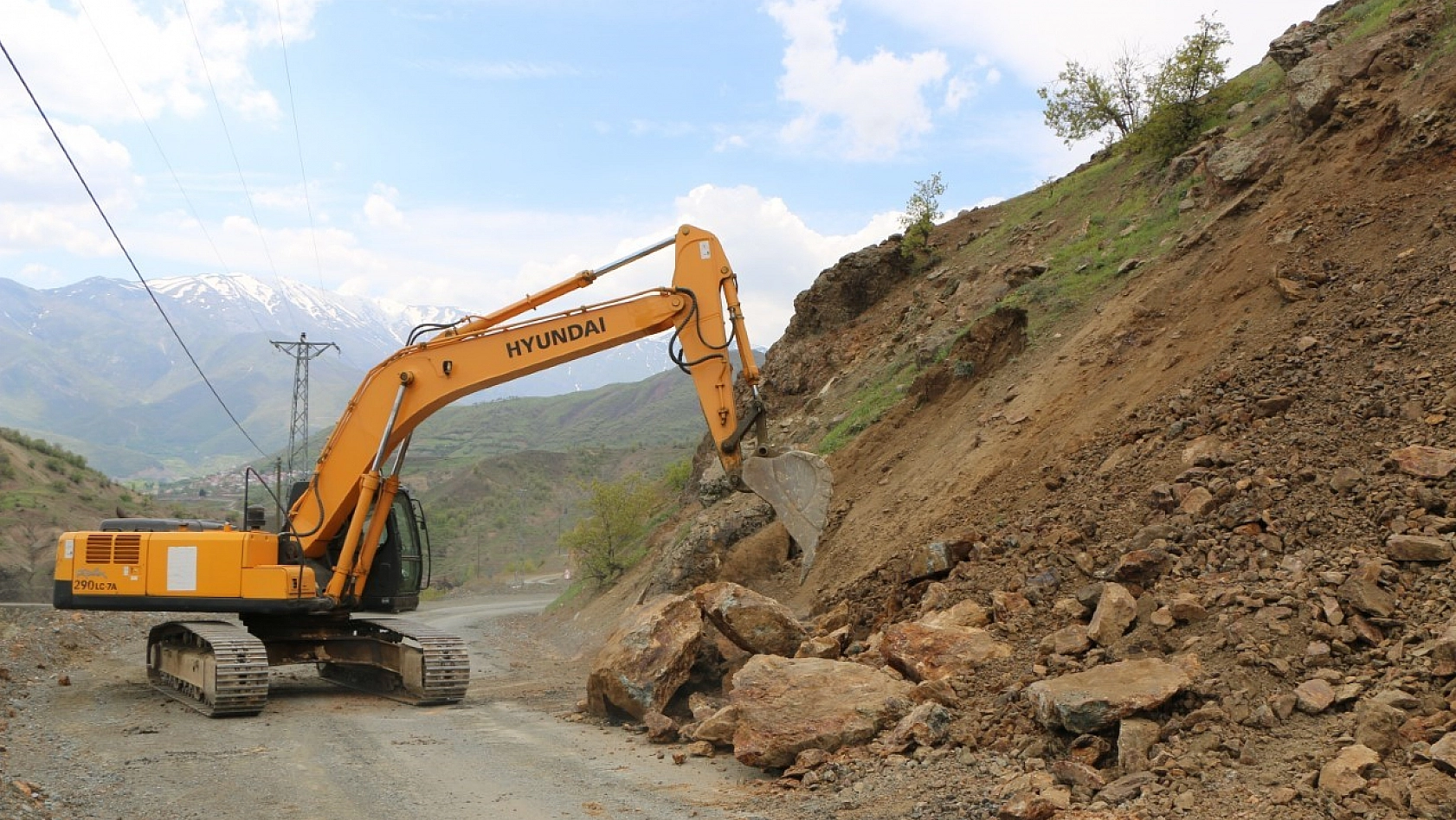 Elazığ'da yol genişletme çalışmaları sürüyor