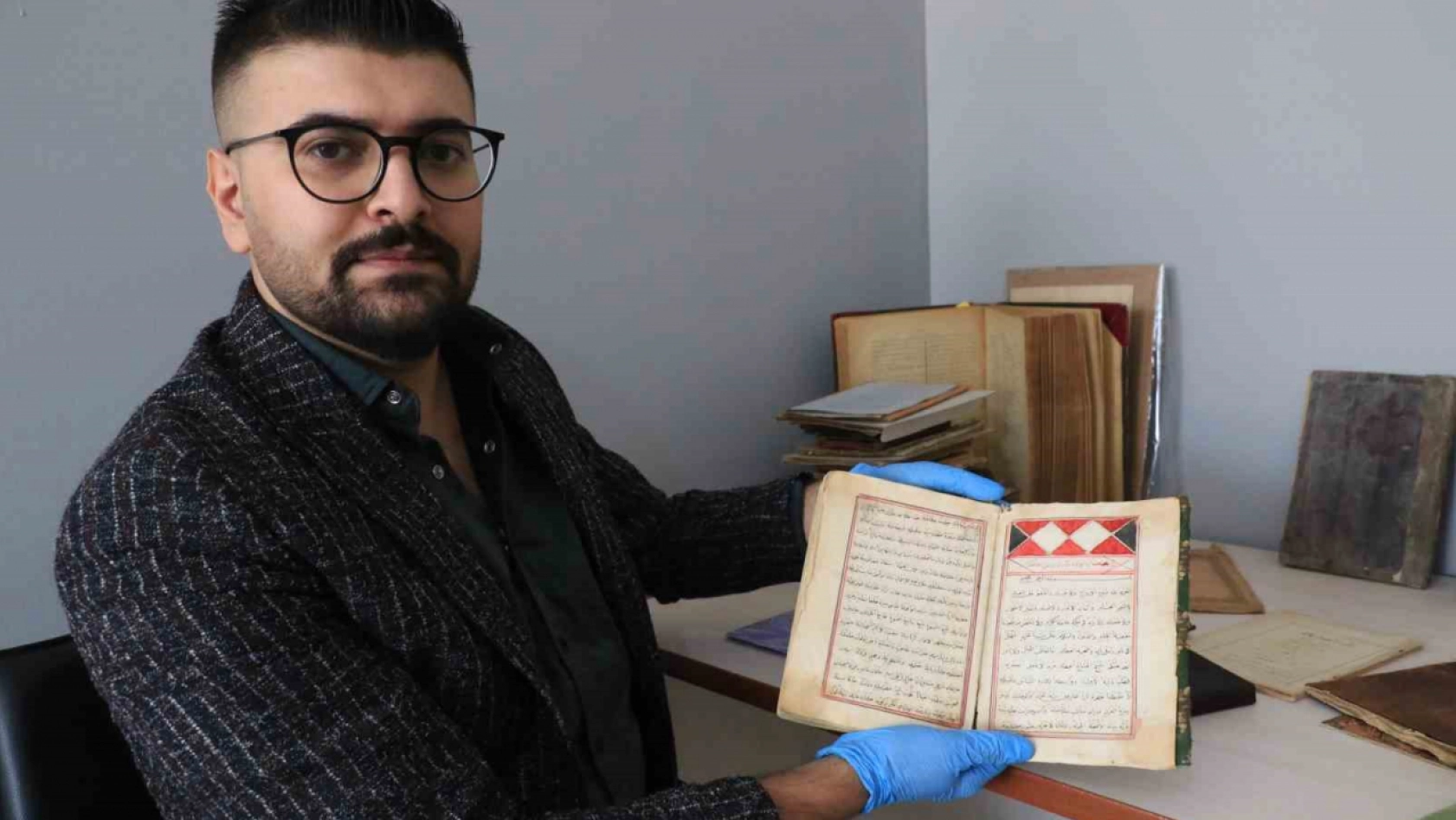 Genç doçent hayatını tarihi el yazması eserlere adadı