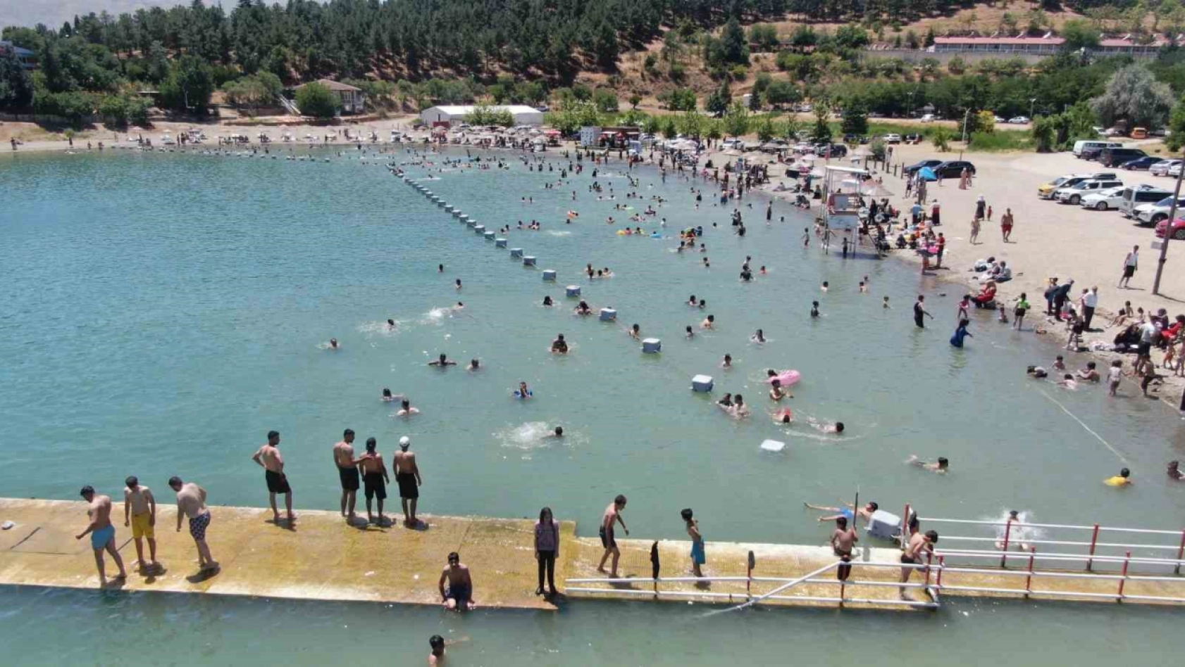Hazar Gölü'ndeki Plajlar Cıvıl Cıvıl