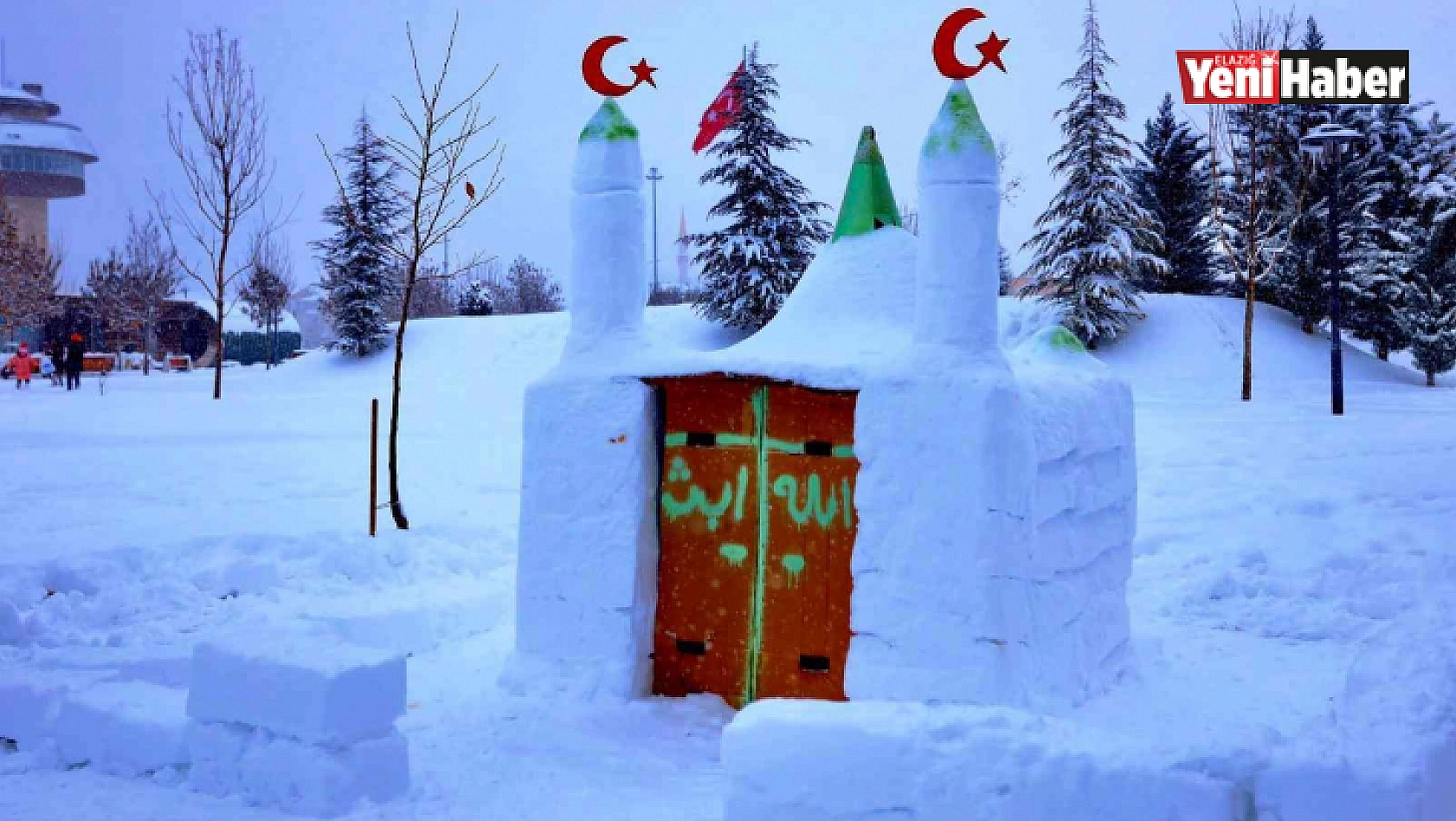 Kardan Cami Yapıp Minaresine Ay Yıldız Yerleştirdiler
