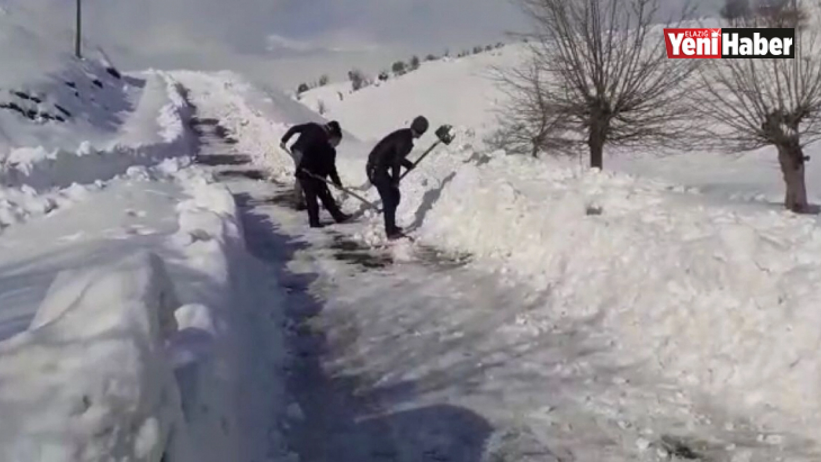 Kardan kapanan yolları köy sakinleri kendileri açtı