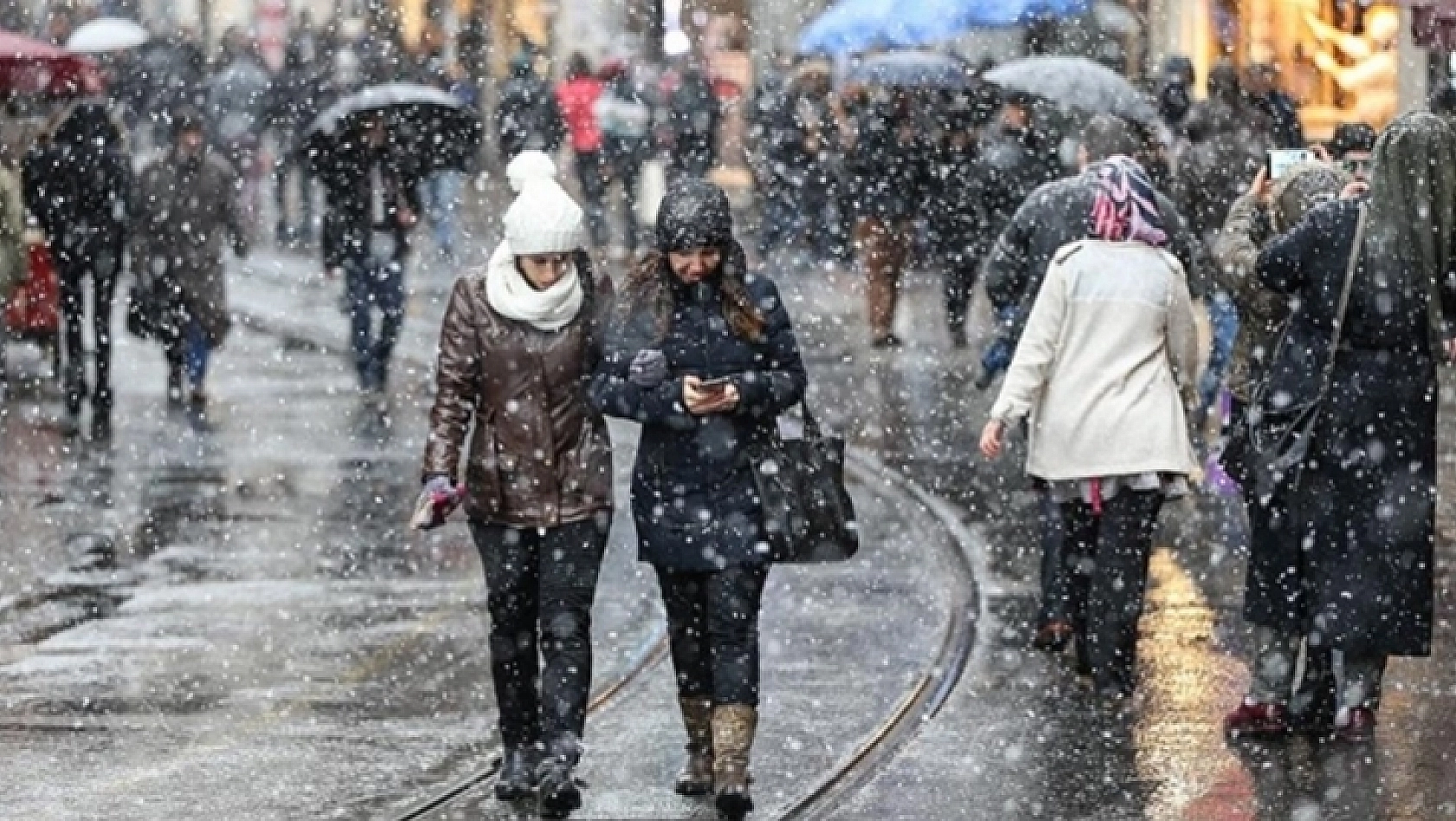 Hasretle Beklediğimiz Kar, Geliyor