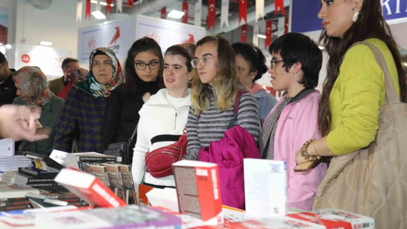 Özel bireyler Elazığ Belediyesi Kitap Fuarını gezdi