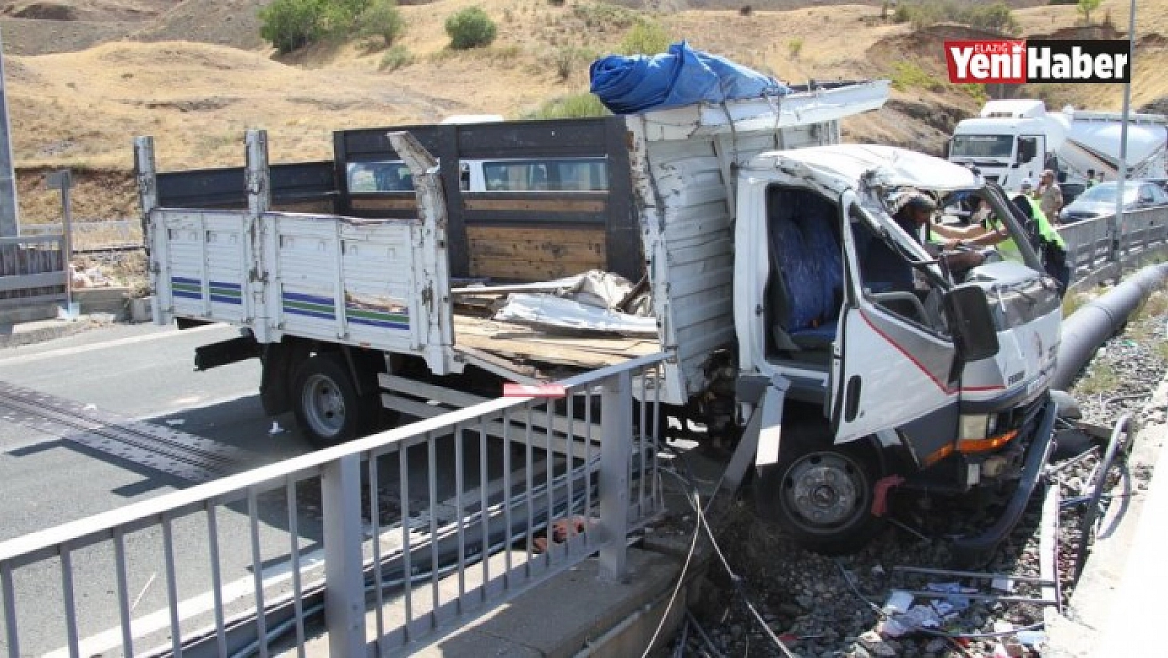 Elazığ'da Kamyon Bariyerlere Çarptı!