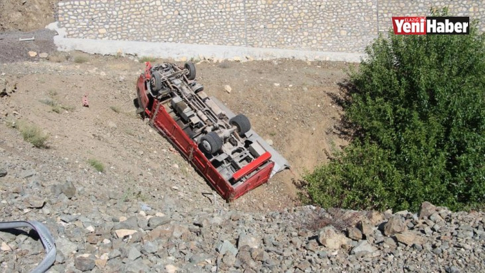 Elazığ'da Kamyonet Şarampole Uçtu!