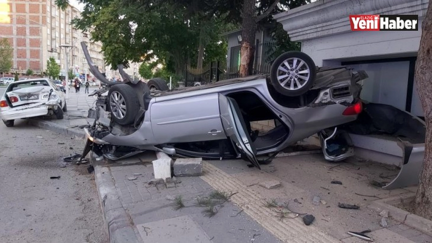 Park Halindeki Araca Çarpan Otomobil Ters Döndü