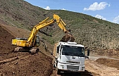 Elazığ'da heyelan nedeniyle zarar gören köy yollarının onarımı sürüyor