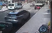 Yolda dengesini kaybedip düşen yaşlı adama motosiklet çarptı