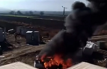 Elazığ'da park halindeki araç alev alev yandı