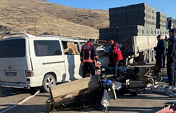 Malatya'da tır ile minibüs çarpıştı: 3 ölü