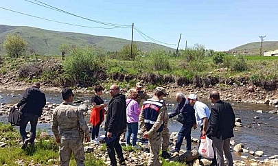 Karakoçan'da deredeki balık ölümleri için numuneler alındı