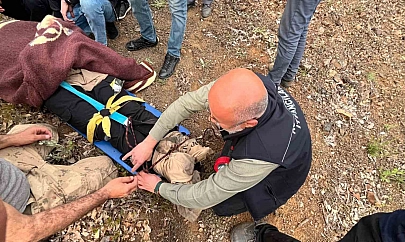 Uçurumdan düşen vatandaşı itfaiye ekipleri kurtardı