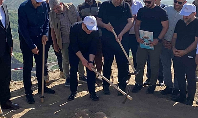 Vali Hatipoğlu, 3 bin yıllık tarihi Palu Kalesi için ilk kazmayı vurdu