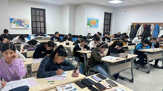 Büyükşehir Eğitim Merkezlerinde yapılan deneme sınavına bin 350 öğrenci katıldı