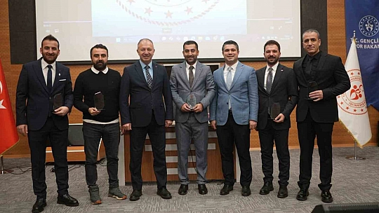 Çakmur'dan spor tesislerinde çalışan personele teşekkür belgesi