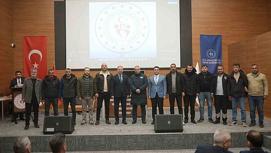 Çakmur'dan spor tesislerinde çalışan personele teşekkür belgesi