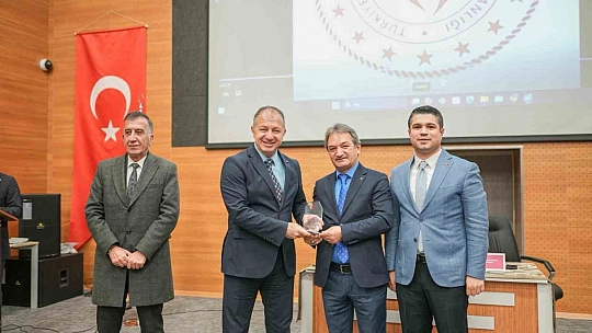 Çakmur'dan spor tesislerinde çalışan personele teşekkür belgesi