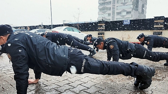 Çevik kuvvet personelinden şehitler için anlamlı anma
