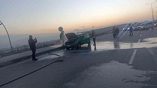 Elazığ'da seyir halindeki araç alev aldı