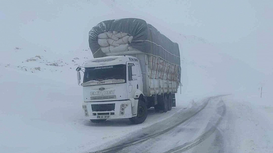Karabet Geçidi'nde kar temizleme çalışması devam ediyor