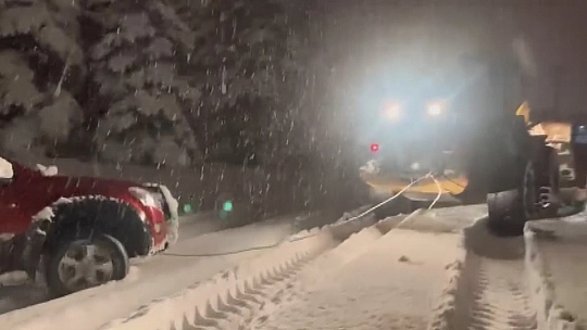 Kars'ta yolda mahsur kalan aracın yardımına özel idare ekipleri yetişti