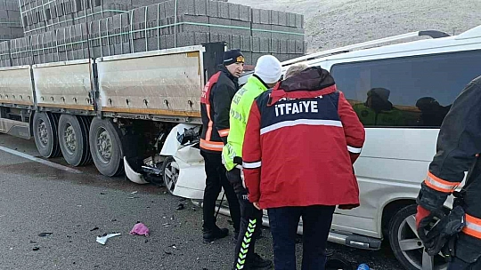 Malatya'da tır ile minibüs çarpıştı: 3 ölü