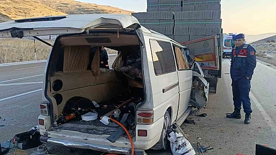 Malatya'da tır ile minibüs çarpıştı: 3 ölü