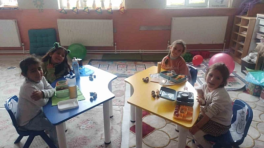 Öğretmenden öğrencilerine kestane sürprizi