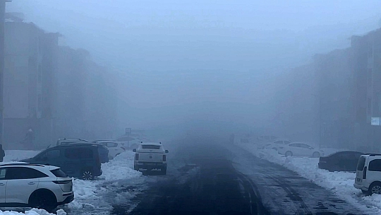 Yüksekova'da yoğun sis uçak seferlerini durdurdu